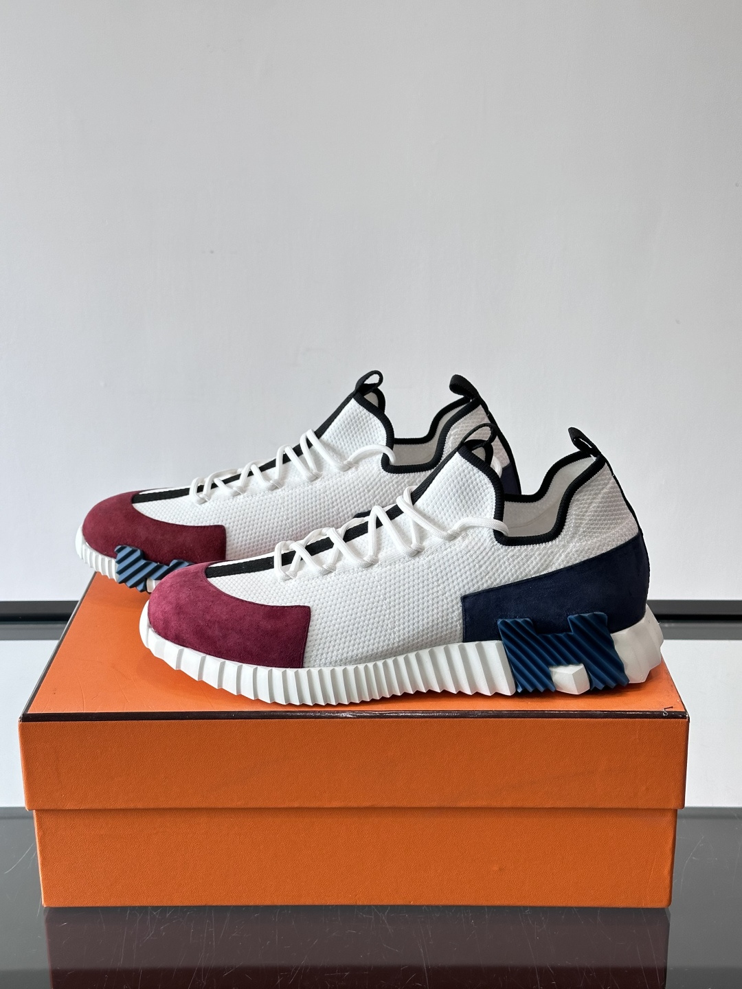 爱马仕Hermès与德国经典鞋履品牌BIRKENSTOCK的联名款运动鞋，融合了BIRKENSTOCK标