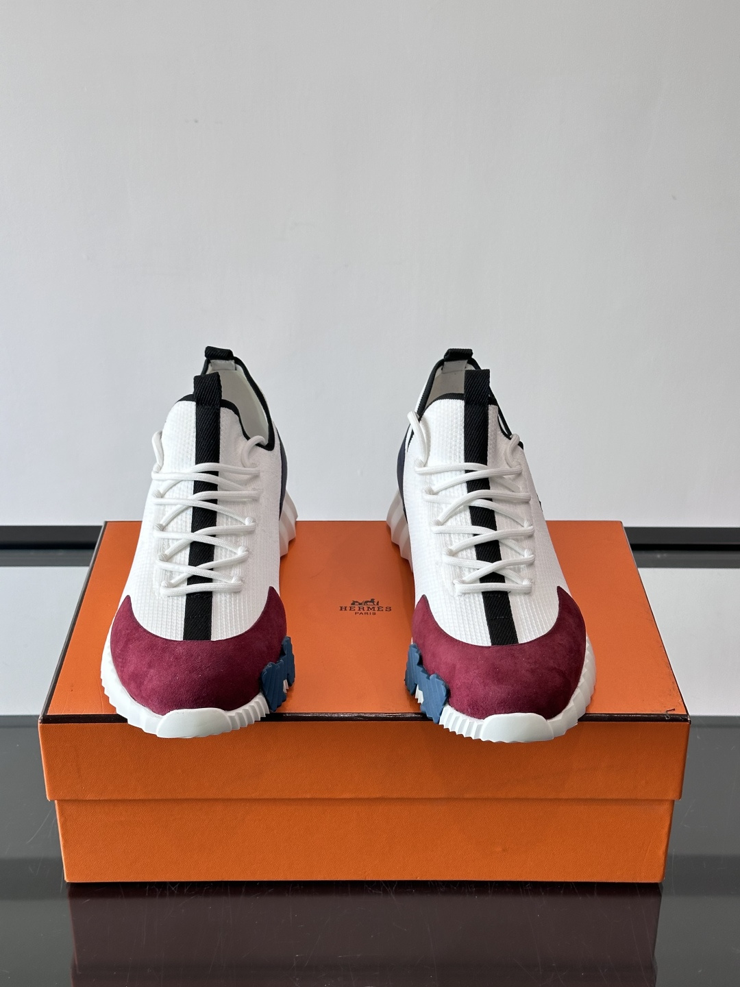 爱马仕Hermès与德国经典鞋履品牌BIRKENSTOCK的联名款运动鞋，融合了BIRKENSTOCK标