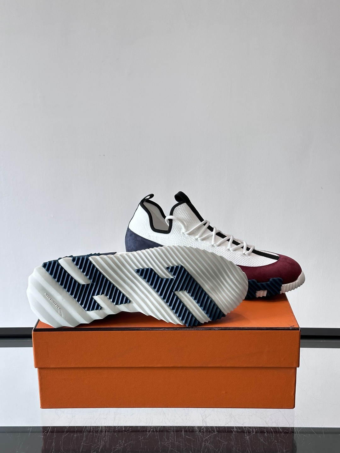 爱马仕Hermès与德国经典鞋履品牌BIRKENSTOCK的联名款运动鞋，融合了BIRKENSTOCK标