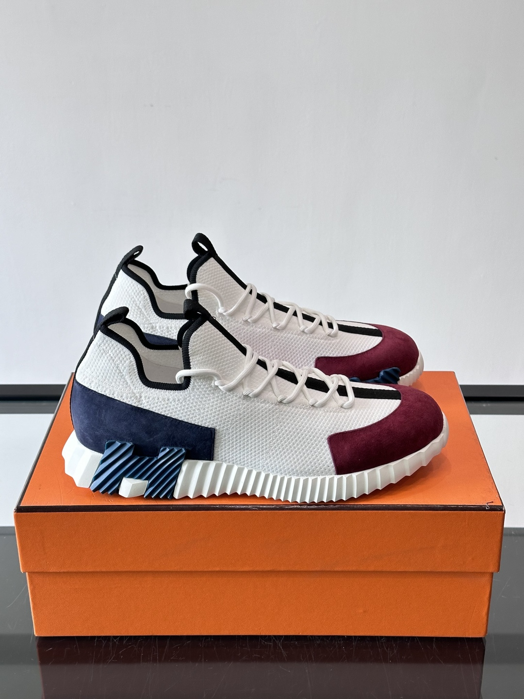 爱马仕Hermès与德国经典鞋履品牌BIRKENSTOCK的联名款运动鞋，融合了BIRKENSTOCK标