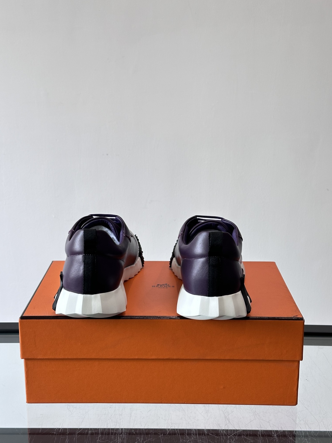 H爱马仕这双鞋是经典的鳄鱼纹运动鞋，鞋面采用仿鳄鱼皮纹理设计，搭配标志性的锯齿状厚底，整体风格兼具奢华感