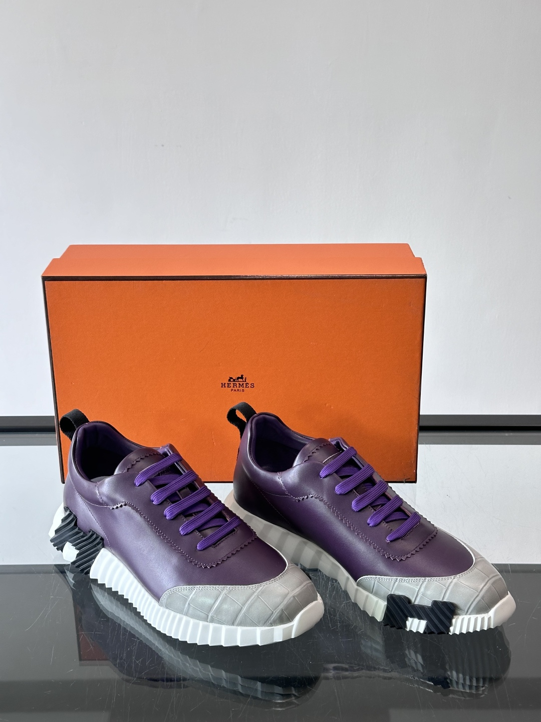 H爱马仕这双鞋是经典的鳄鱼纹运动鞋，鞋面采用仿鳄鱼皮纹理设计，搭配标志性的锯齿状厚底，整体风格兼具奢华感