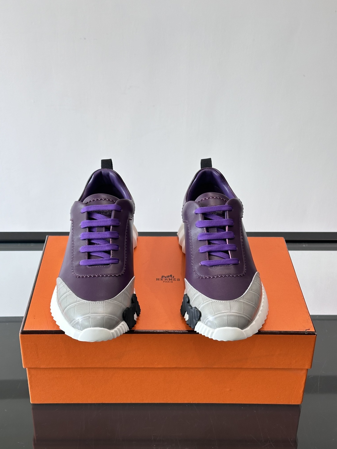 H爱马仕这双鞋是经典的鳄鱼纹运动鞋，鞋面采用仿鳄鱼皮纹理设计，搭配标志性的锯齿状厚底，整体风格兼具奢华感