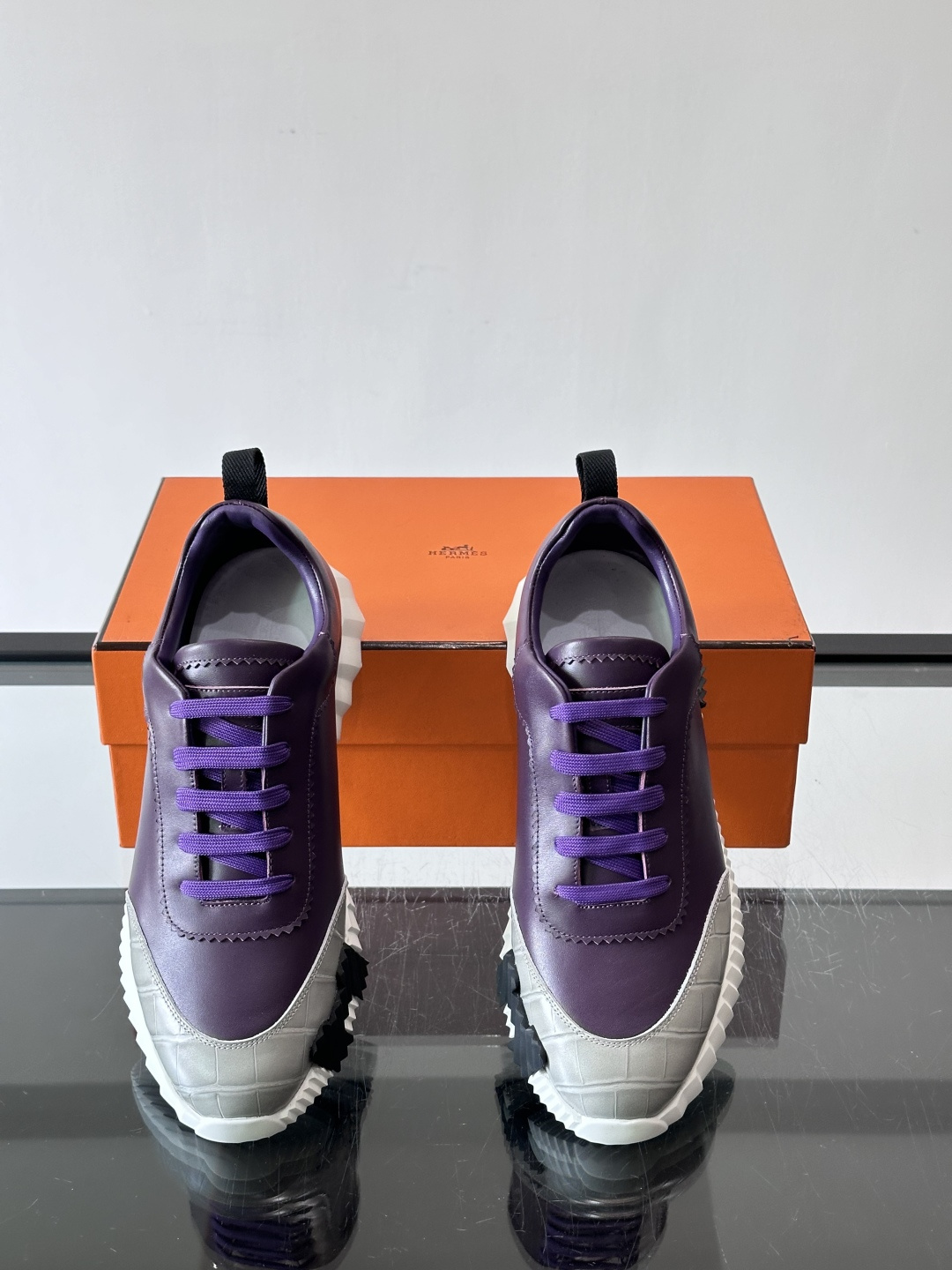 H爱马仕这双鞋是经典的鳄鱼纹运动鞋，鞋面采用仿鳄鱼皮纹理设计，搭配标志性的锯齿状厚底，整体风格兼具奢华感