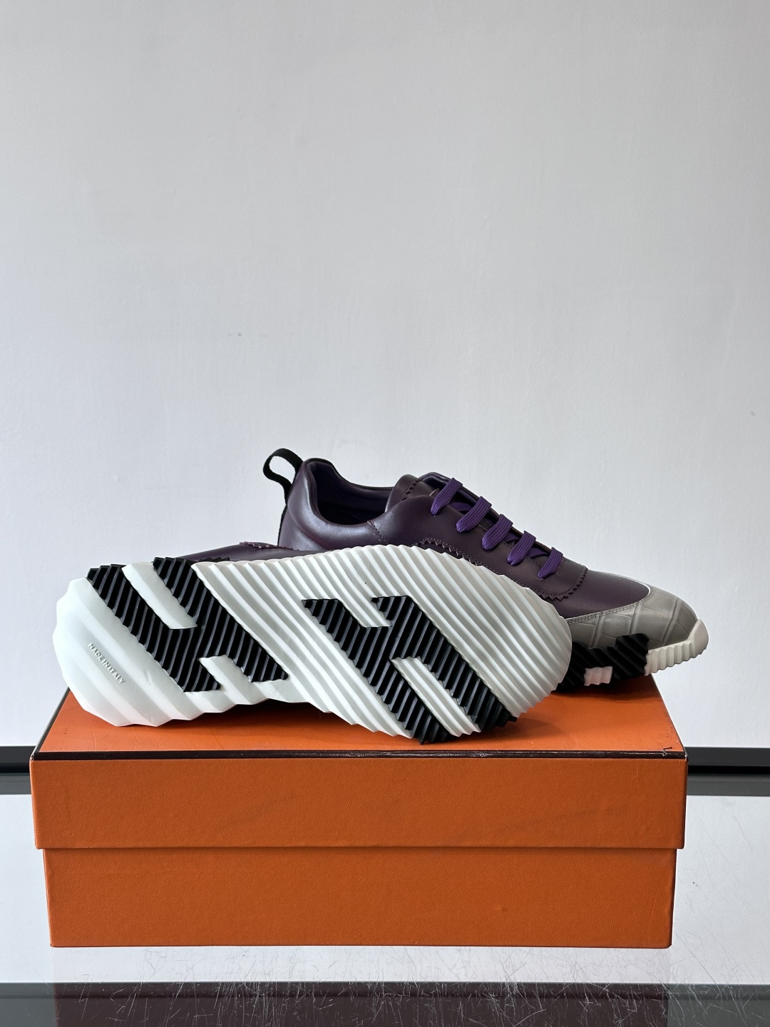 H爱马仕这双鞋是经典的鳄鱼纹运动鞋，鞋面采用仿鳄鱼皮纹理设计，搭配标志性的锯齿状厚底，整体风格兼具奢华感