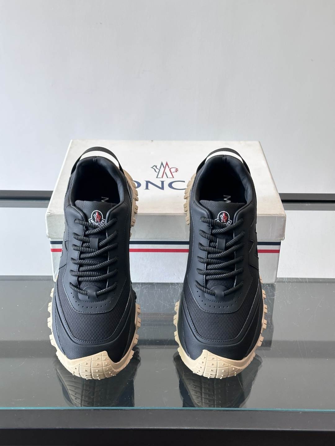 Moncler TrailgriP户外运动鞋，采用Cordura防撕裂尼龙+Gore-Tex防水材质，耐