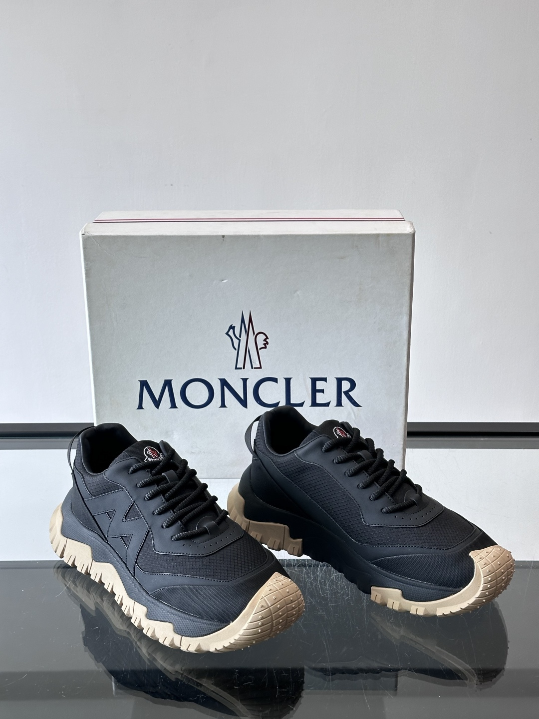 Moncler TrailgriP户外运动鞋，采用Cordura防撕裂尼龙+Gore-Tex防水材质，耐
