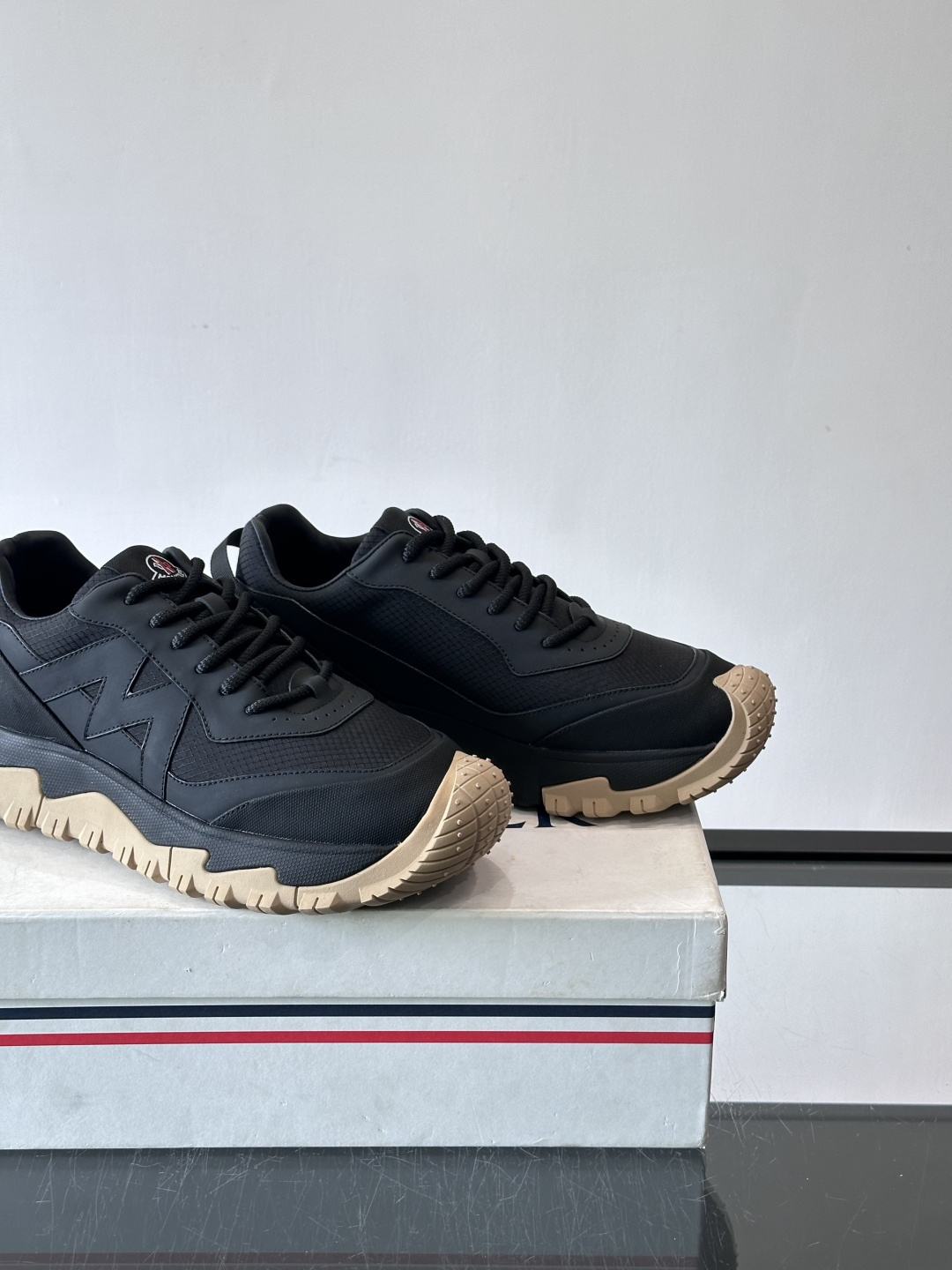 Moncler TrailgriP户外运动鞋，采用Cordura防撕裂尼龙+Gore-Tex防水材质，耐