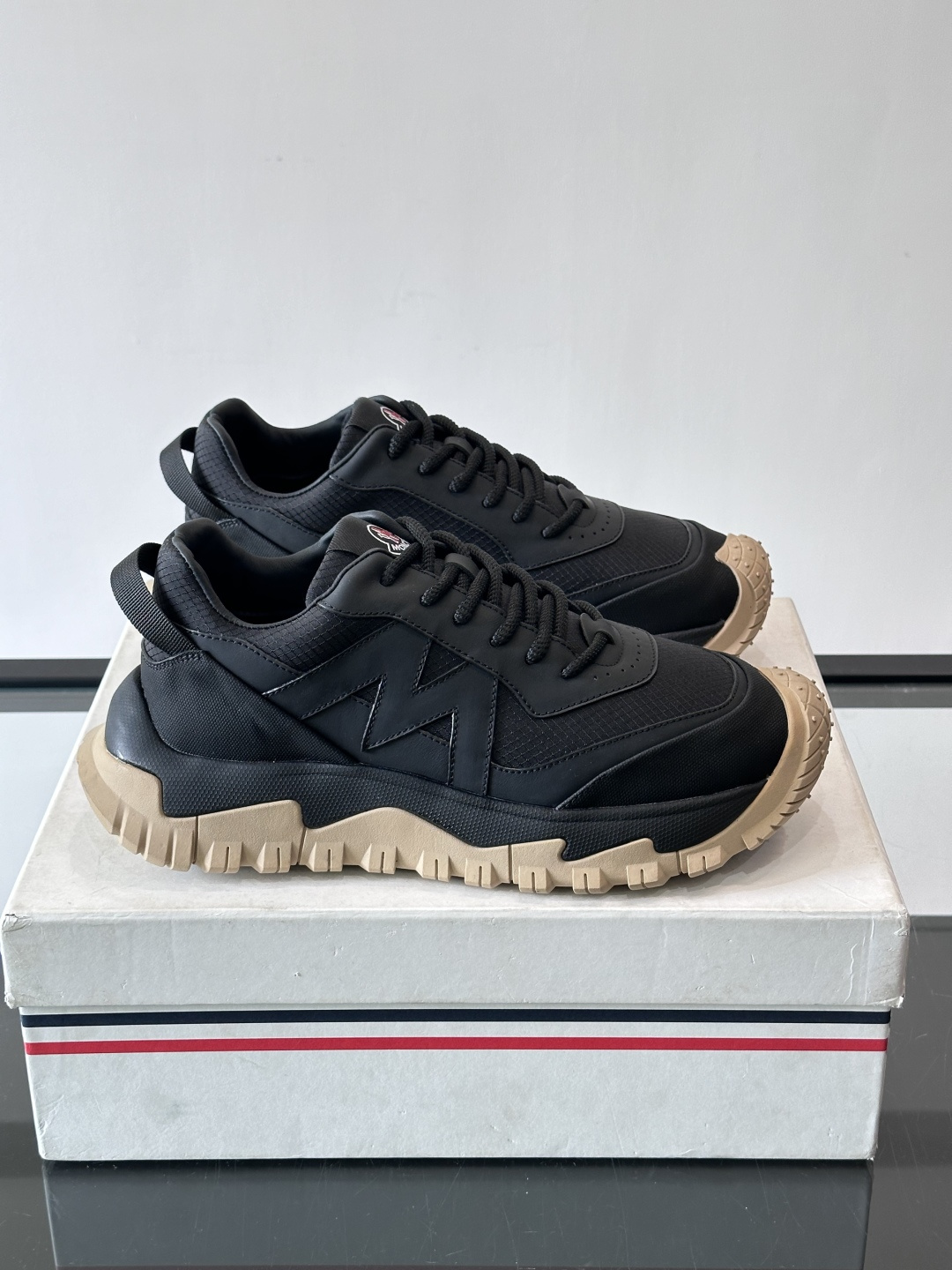 Moncler TrailgriP户外运动鞋，采用Cordura防撕裂尼龙+Gore-Tex防水材质，耐