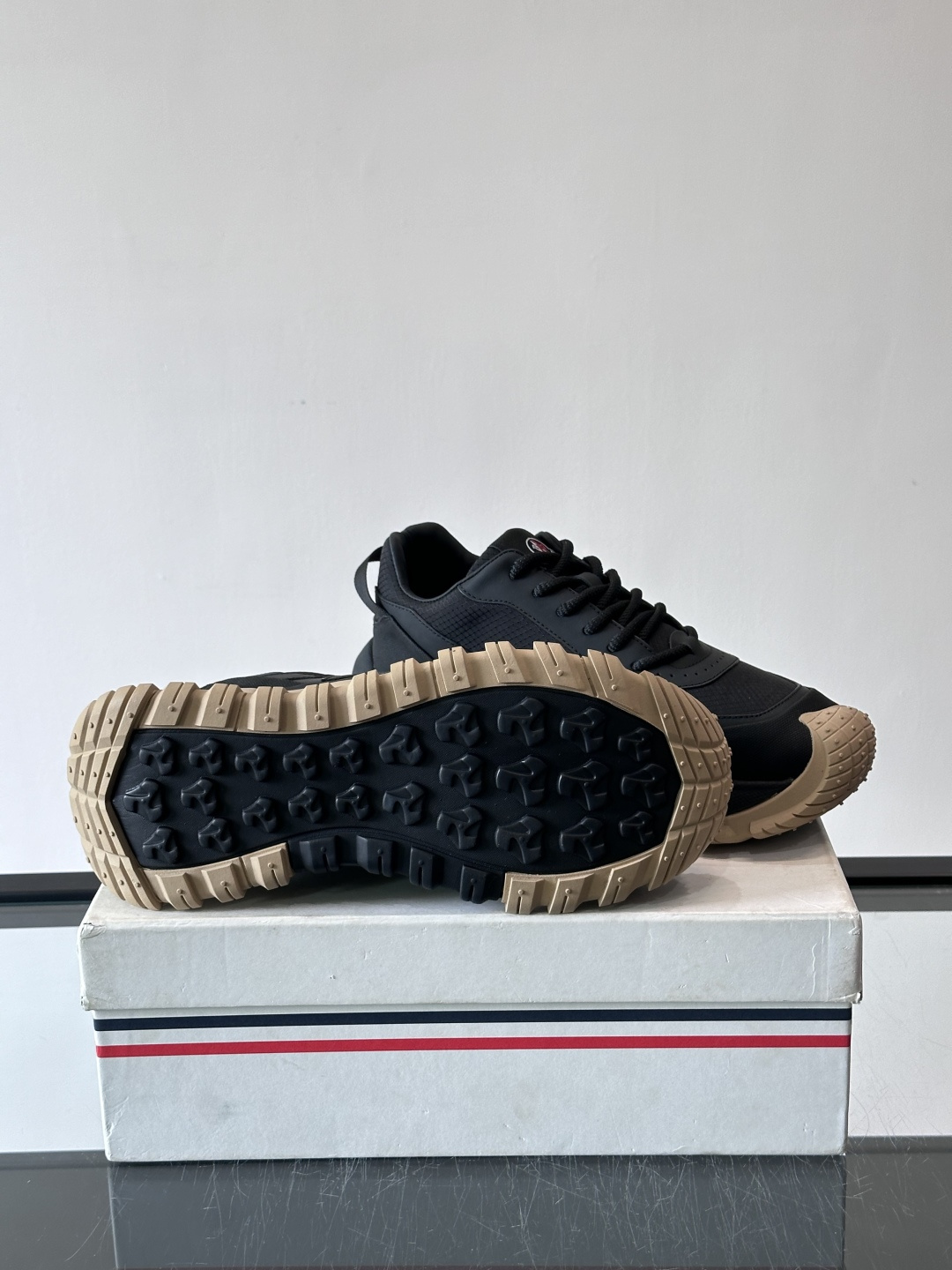 Moncler TrailgriP户外运动鞋，采用Cordura防撕裂尼龙+Gore-Tex防水材质，耐