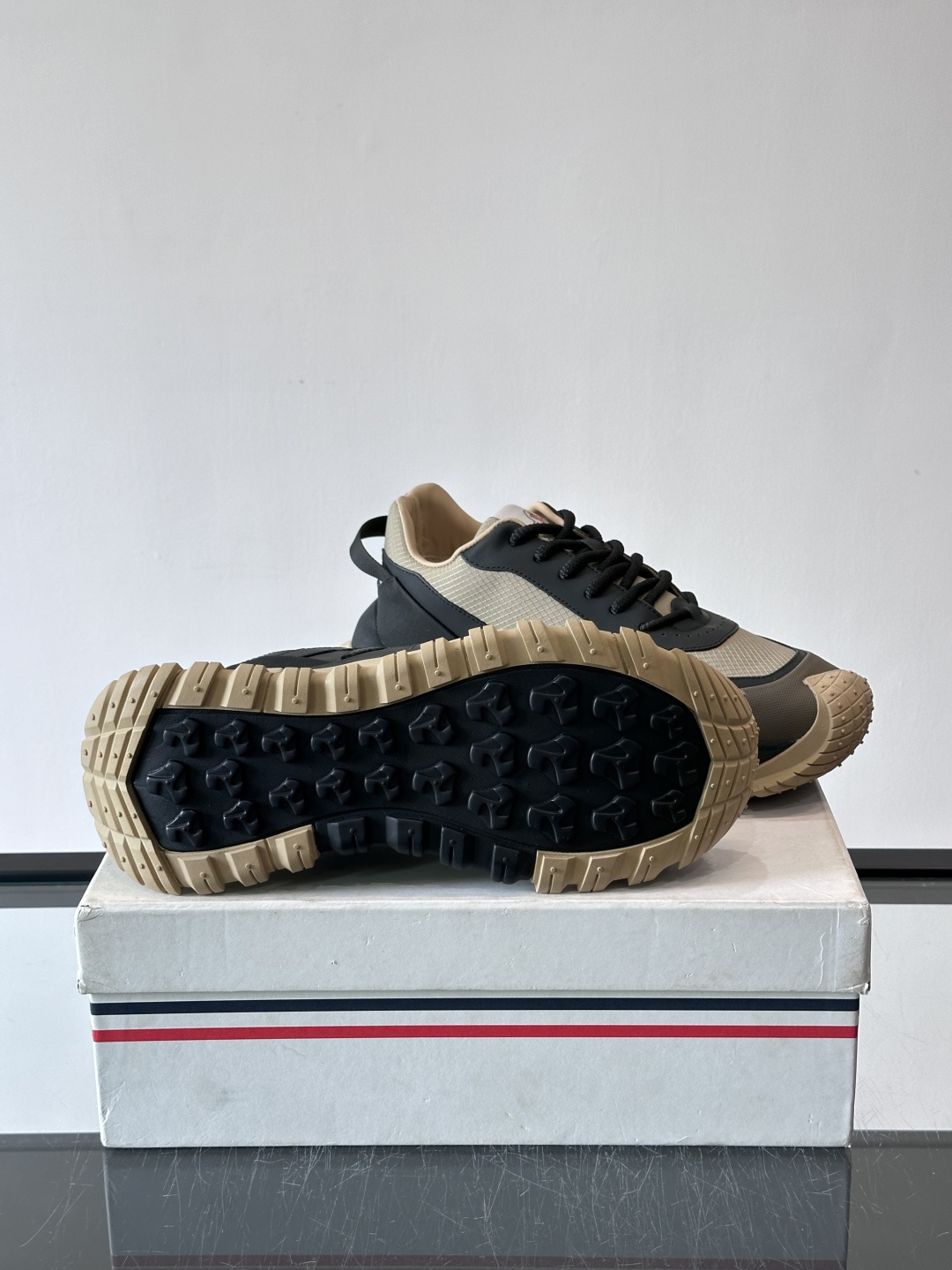 Moncler TrailgriP户外运动鞋，采用Cordura防撕裂尼龙+Gore-Tex防水材质，耐