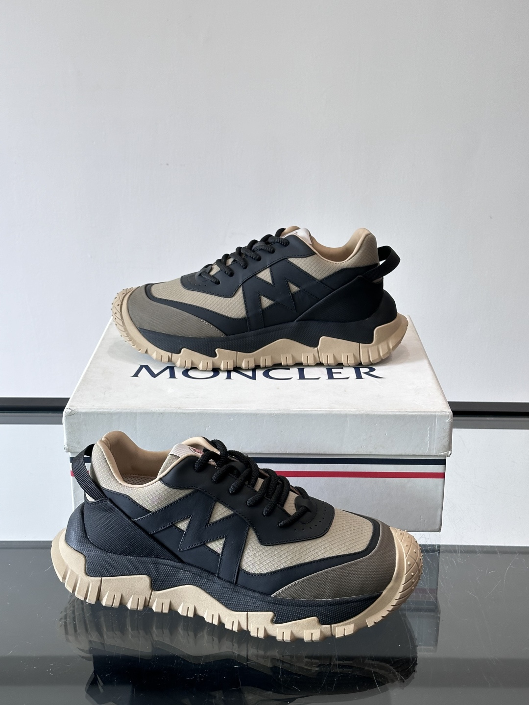 Moncler TrailgriP户外运动鞋，采用Cordura防撕裂尼龙+Gore-Tex防水材质，耐