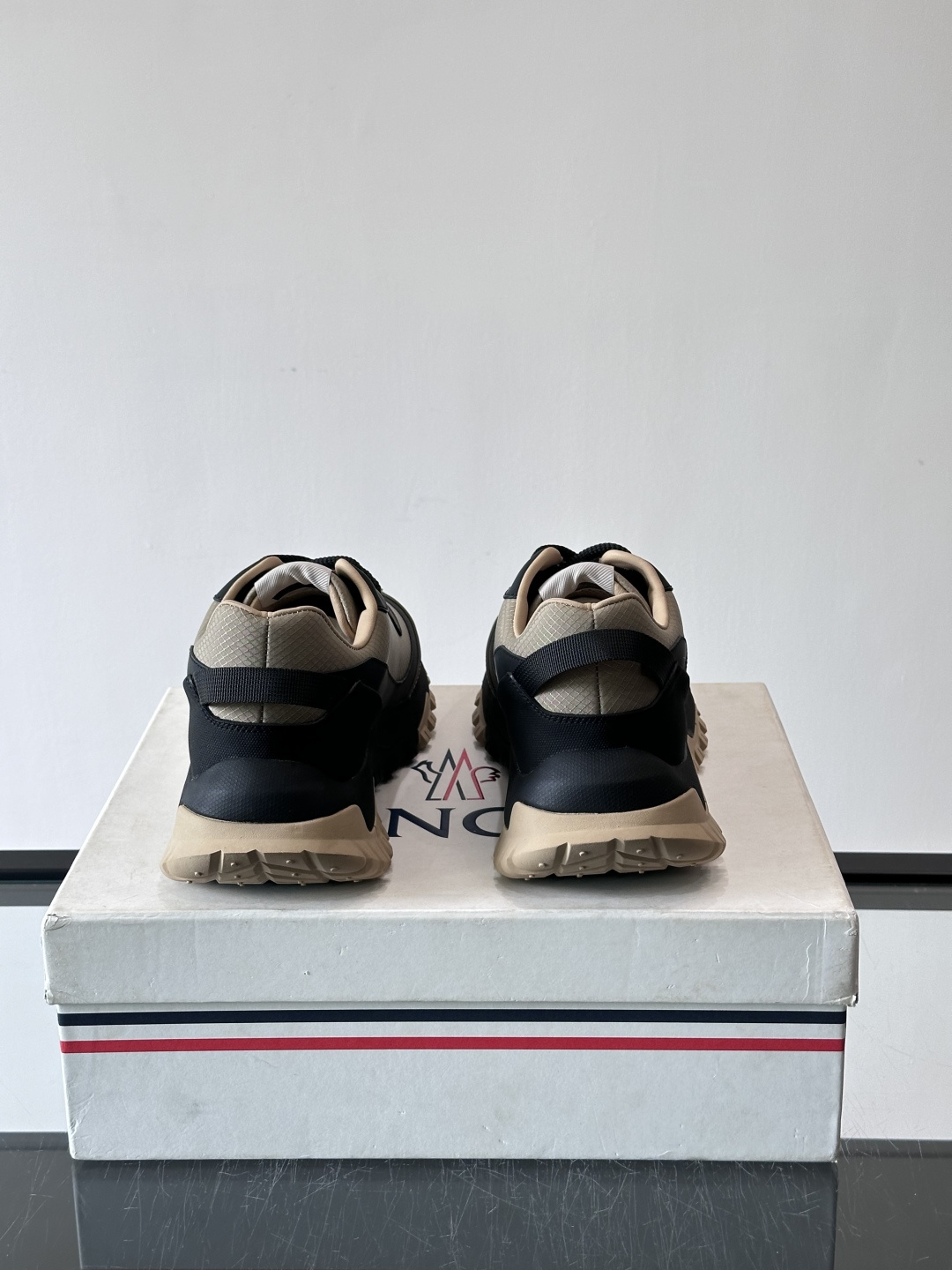 Moncler TrailgriP户外运动鞋，采用Cordura防撕裂尼龙+Gore-Tex防水材质，耐