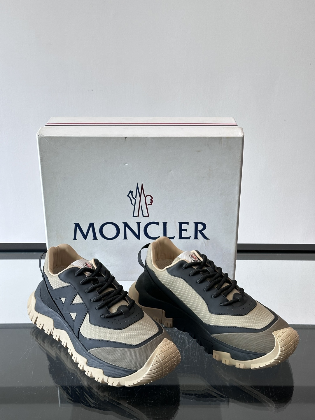 Moncler TrailgriP户外运动鞋，采用Cordura防撕裂尼龙+Gore-Tex防水材质，耐
