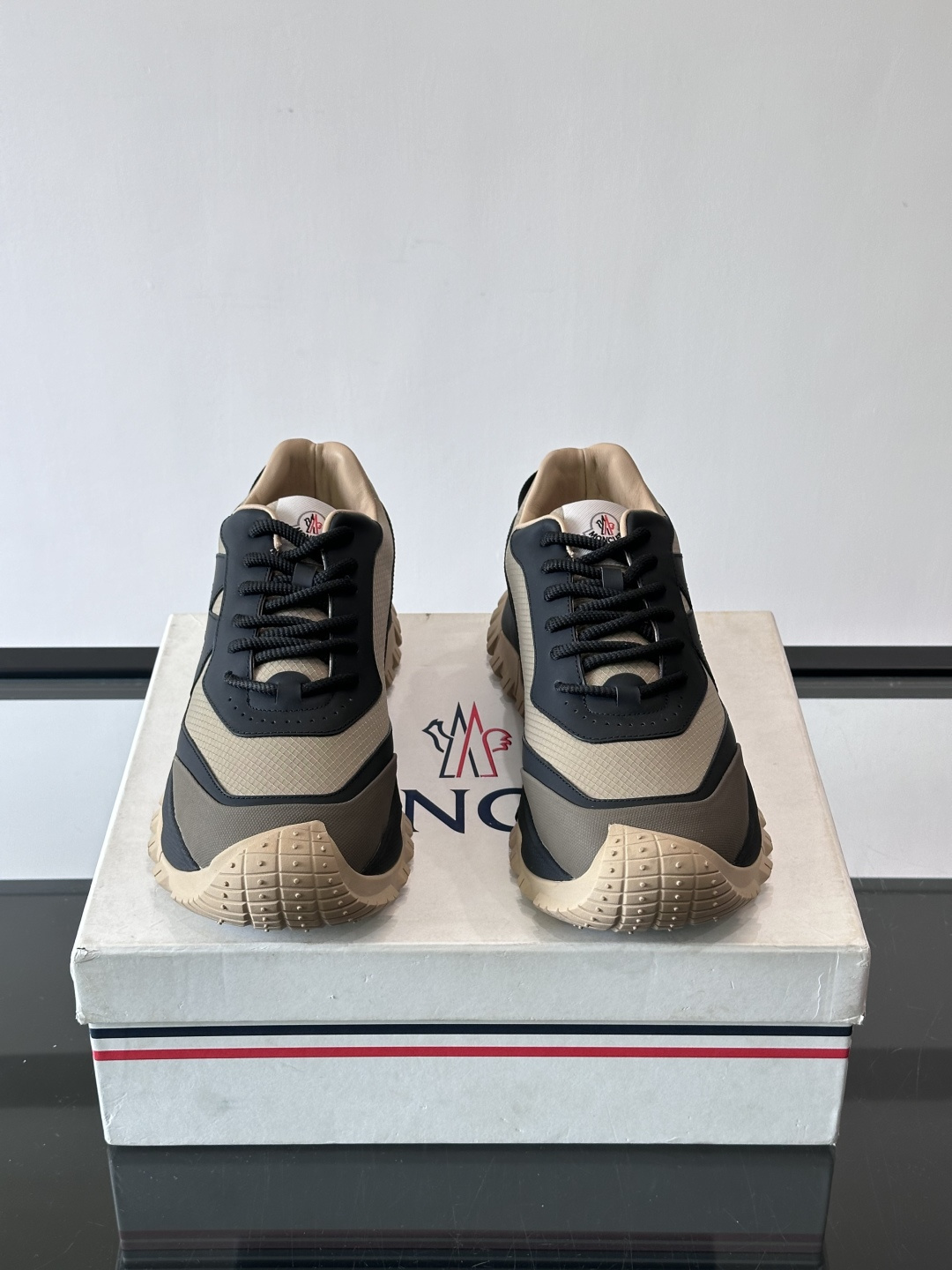 Moncler TrailgriP户外运动鞋，采用Cordura防撕裂尼龙+Gore-Tex防水材质，耐