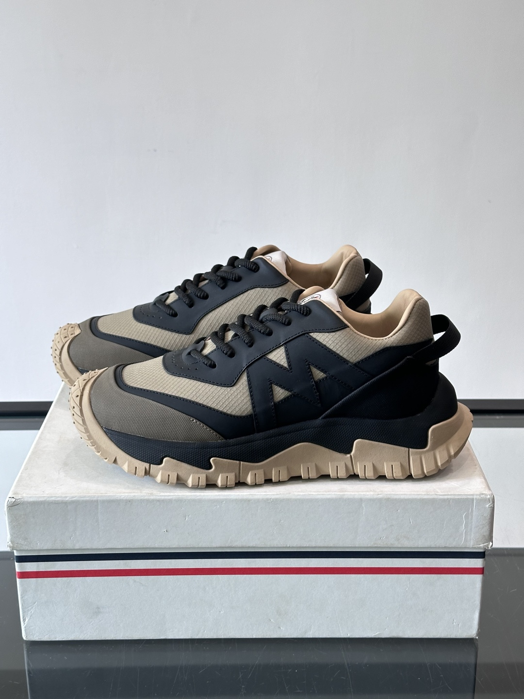 Moncler TrailgriP户外运动鞋，采用Cordura防撕裂尼龙+Gore-Tex防水材质，耐