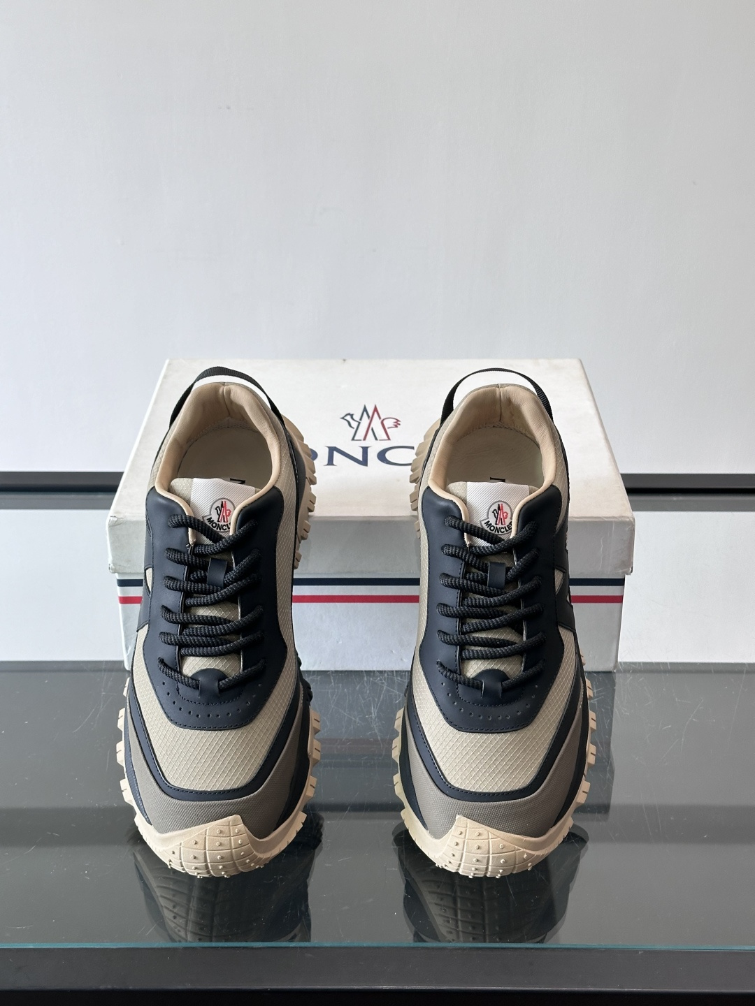 Moncler TrailgriP户外运动鞋，采用Cordura防撕裂尼龙+Gore-Tex防水材质，耐