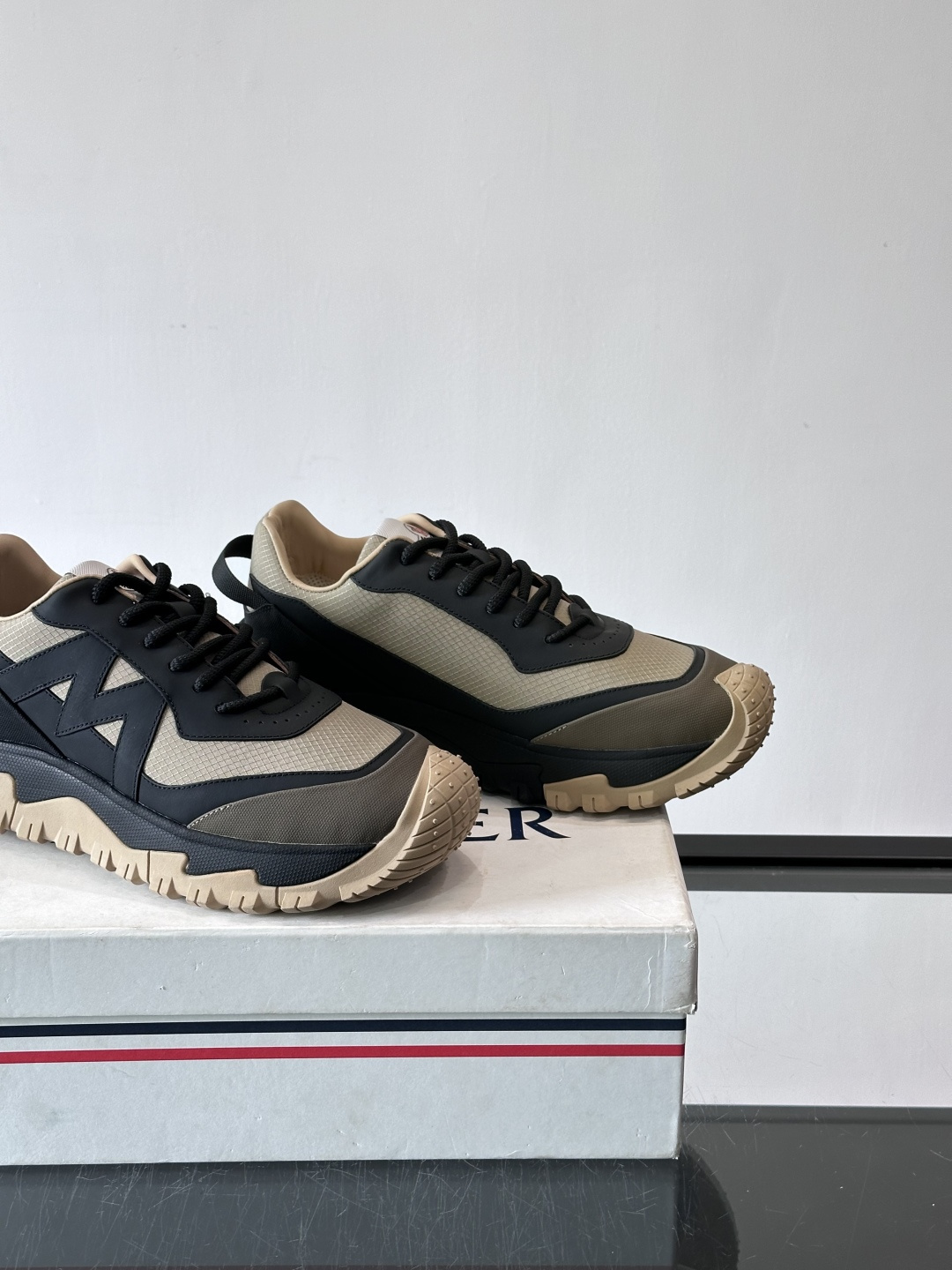 Moncler TrailgriP户外运动鞋，采用Cordura防撕裂尼龙+Gore-Tex防水材质，耐