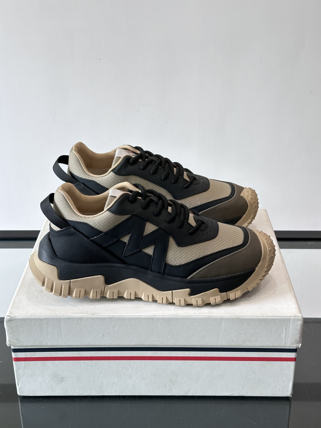 Moncler TrailgriP户外运动鞋，采用Cordura防撕裂尼龙+Gore-Tex防水材质，耐