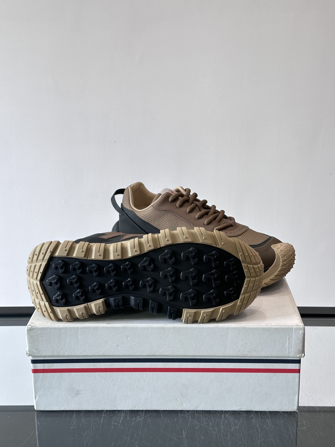 Moncler TrailgriP户外运动鞋，采用Cordura防撕裂尼龙+Gore-Tex防水材质，耐