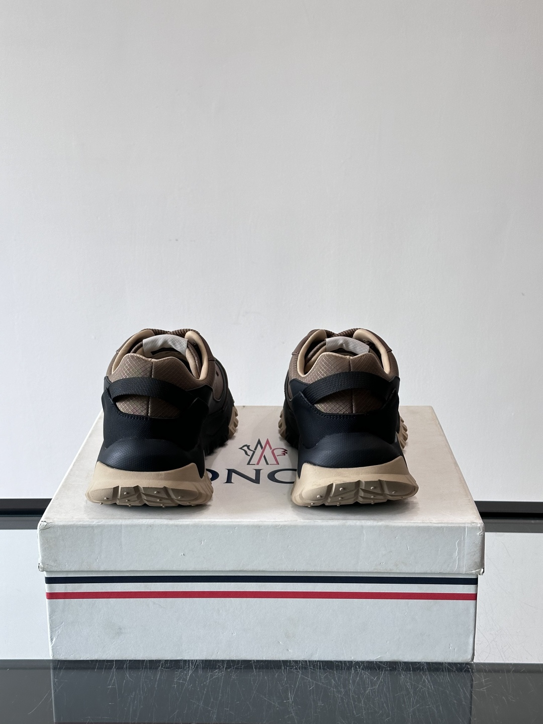 Moncler TrailgriP户外运动鞋，采用Cordura防撕裂尼龙+Gore-Tex防水材质，耐