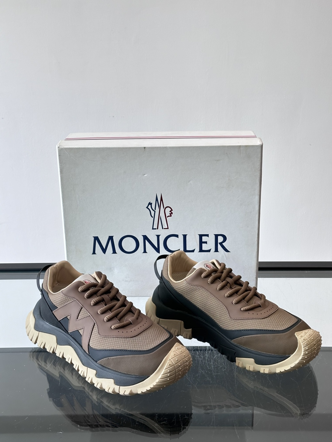 Moncler TrailgriP户外运动鞋，采用Cordura防撕裂尼龙+Gore-Tex防水材质，耐