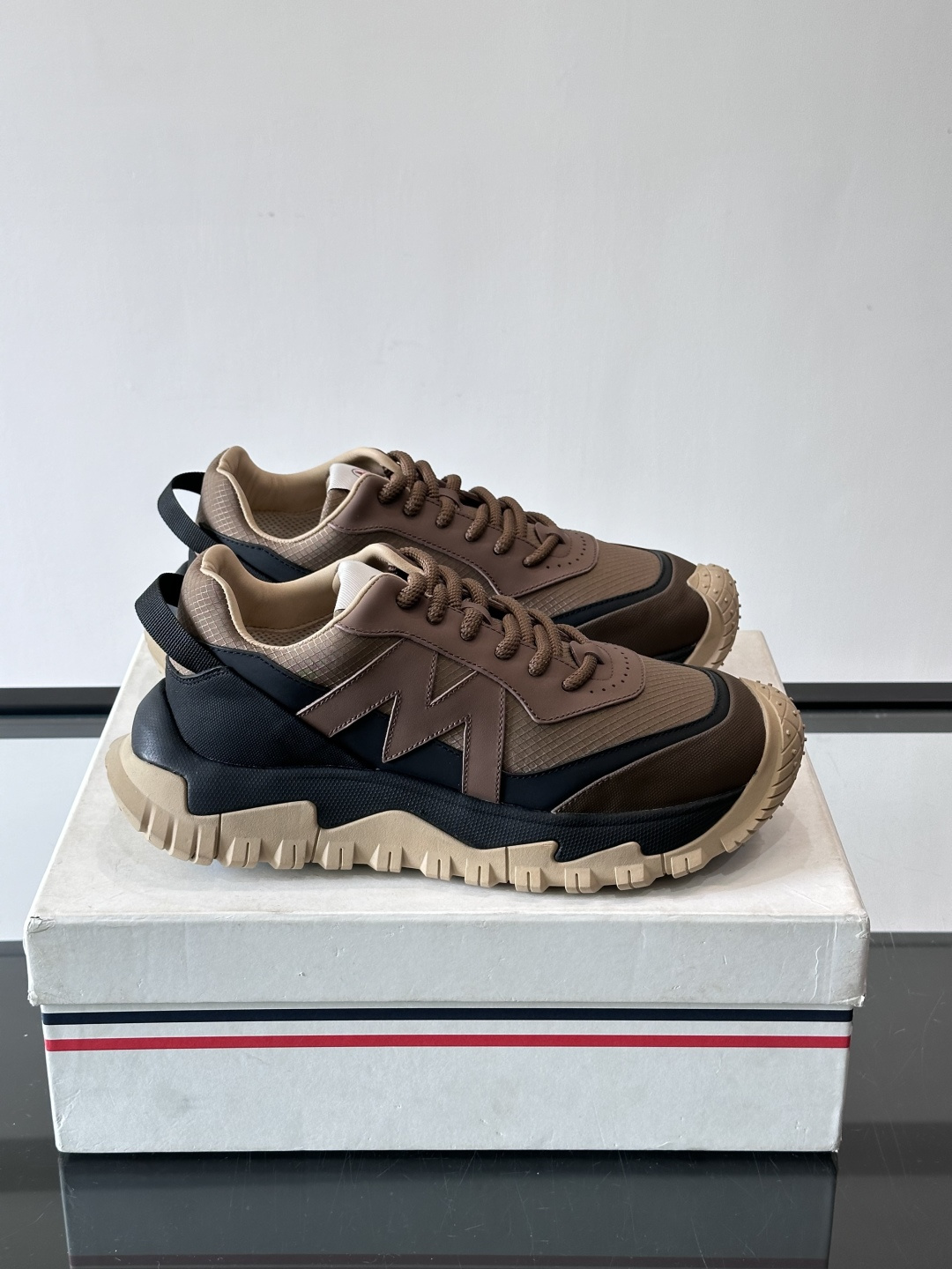 Moncler TrailgriP户外运动鞋，采用Cordura防撕裂尼龙+Gore-Tex防水材质，耐