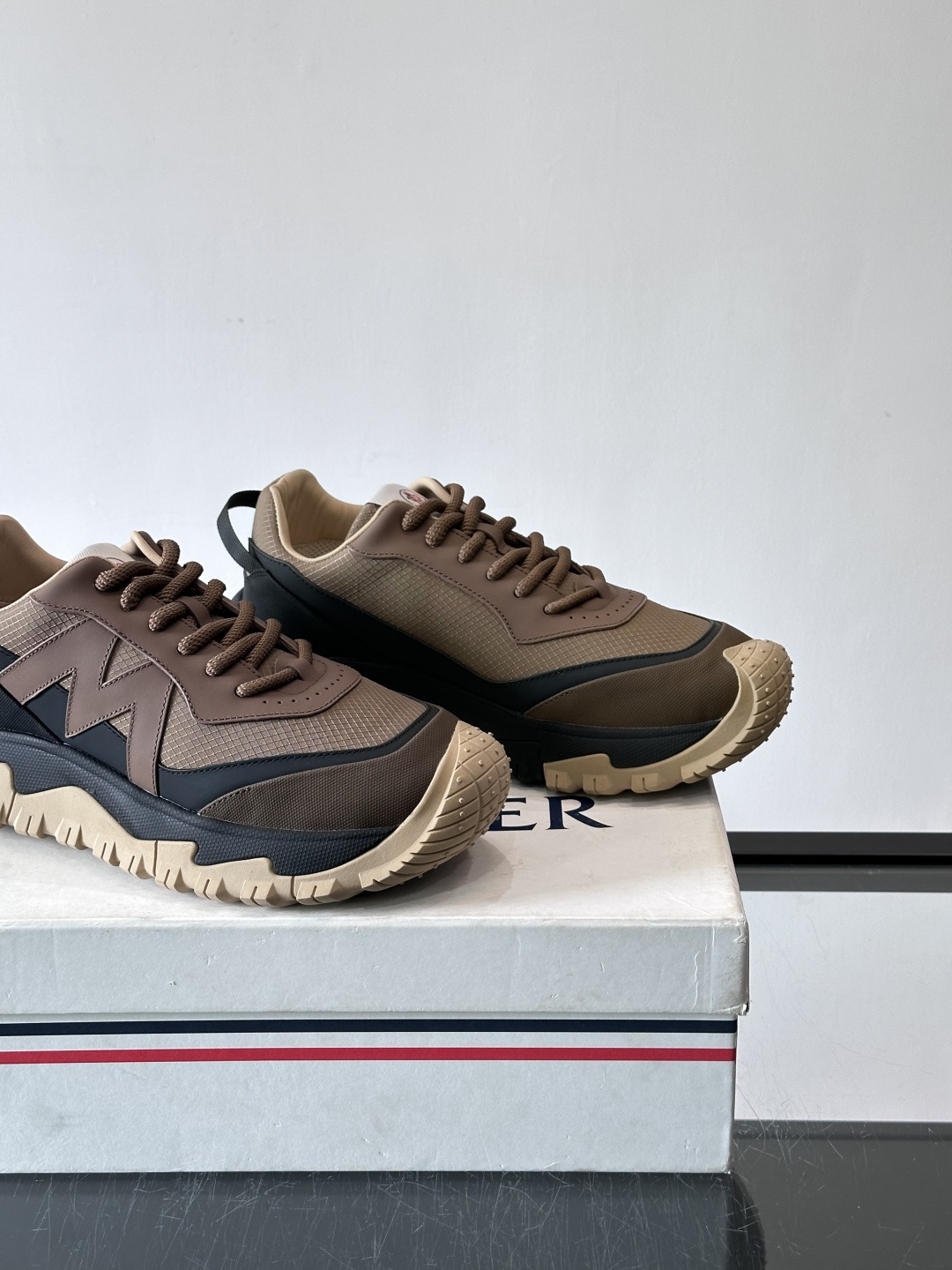 Moncler TrailgriP户外运动鞋，采用Cordura防撕裂尼龙+Gore-Tex防水材质，耐