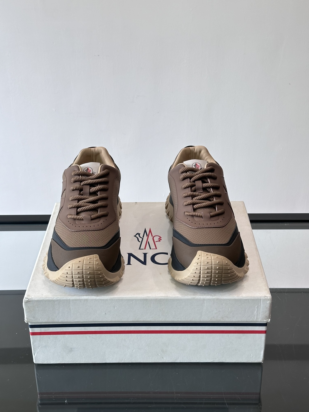 Moncler TrailgriP户外运动鞋，采用Cordura防撕裂尼龙+Gore-Tex防水材质，耐