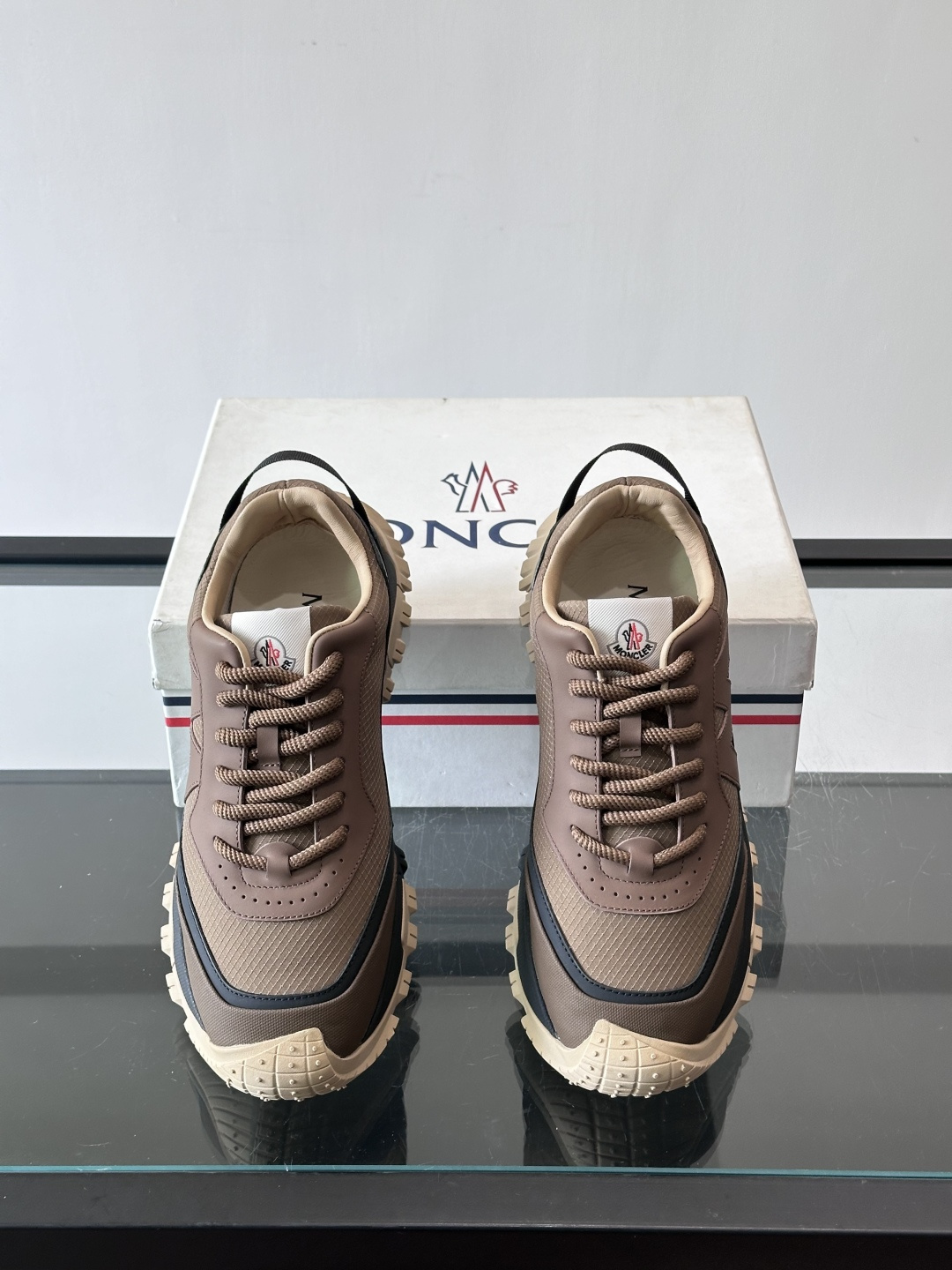 Moncler TrailgriP户外运动鞋，采用Cordura防撕裂尼龙+Gore-Tex防水材质，耐