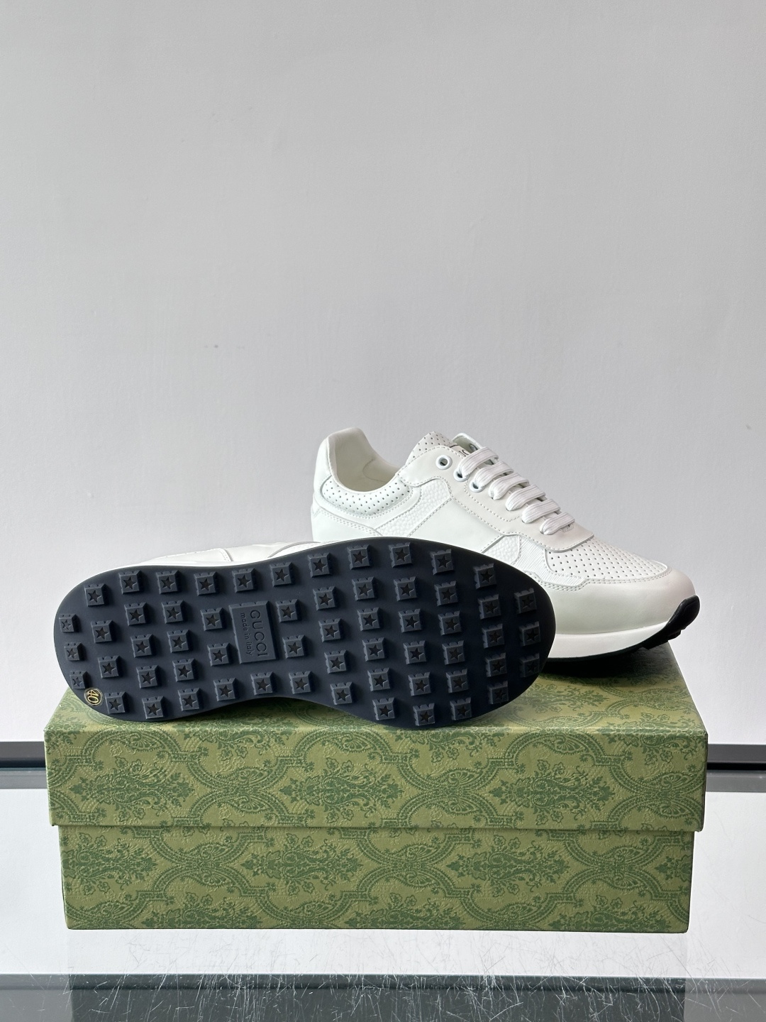 Gucci经典的老爹鞋，采用冲孔与皮革拼接设计，鞋身侧面有品牌标志性双G压印，搭配厚底设计，兼具舒适度与