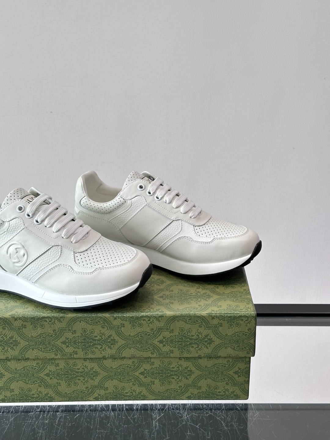 Gucci经典的老爹鞋，采用冲孔与皮革拼接设计，鞋身侧面有品牌标志性双G压印，搭配厚底设计，兼具舒适度与