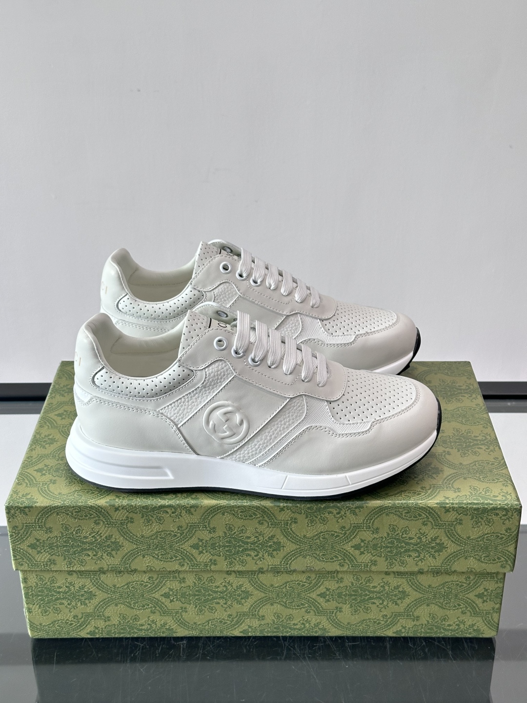 Gucci经典的老爹鞋，采用冲孔与皮革拼接设计，鞋身侧面有品牌标志性双G压印，搭配厚底设计，兼具舒适度与