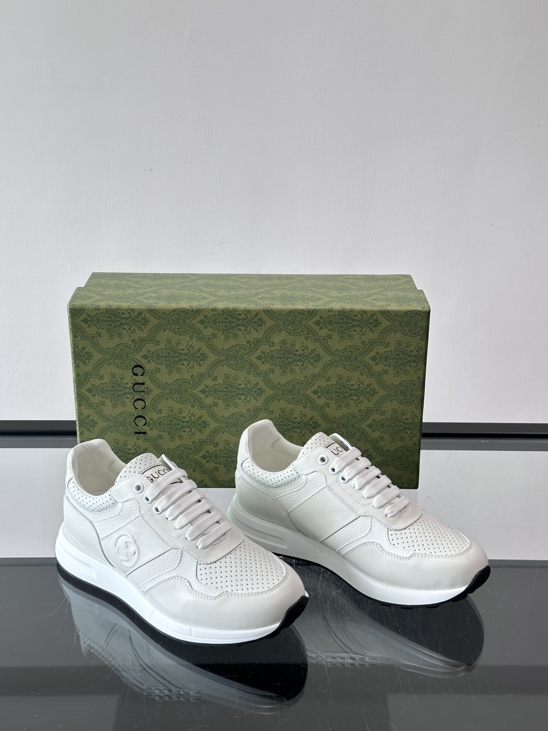 Gucci经典的老爹鞋，采用冲孔与皮革拼接设计，鞋身侧面有品牌标志性双G压印，搭配厚底设计，兼具舒适度与