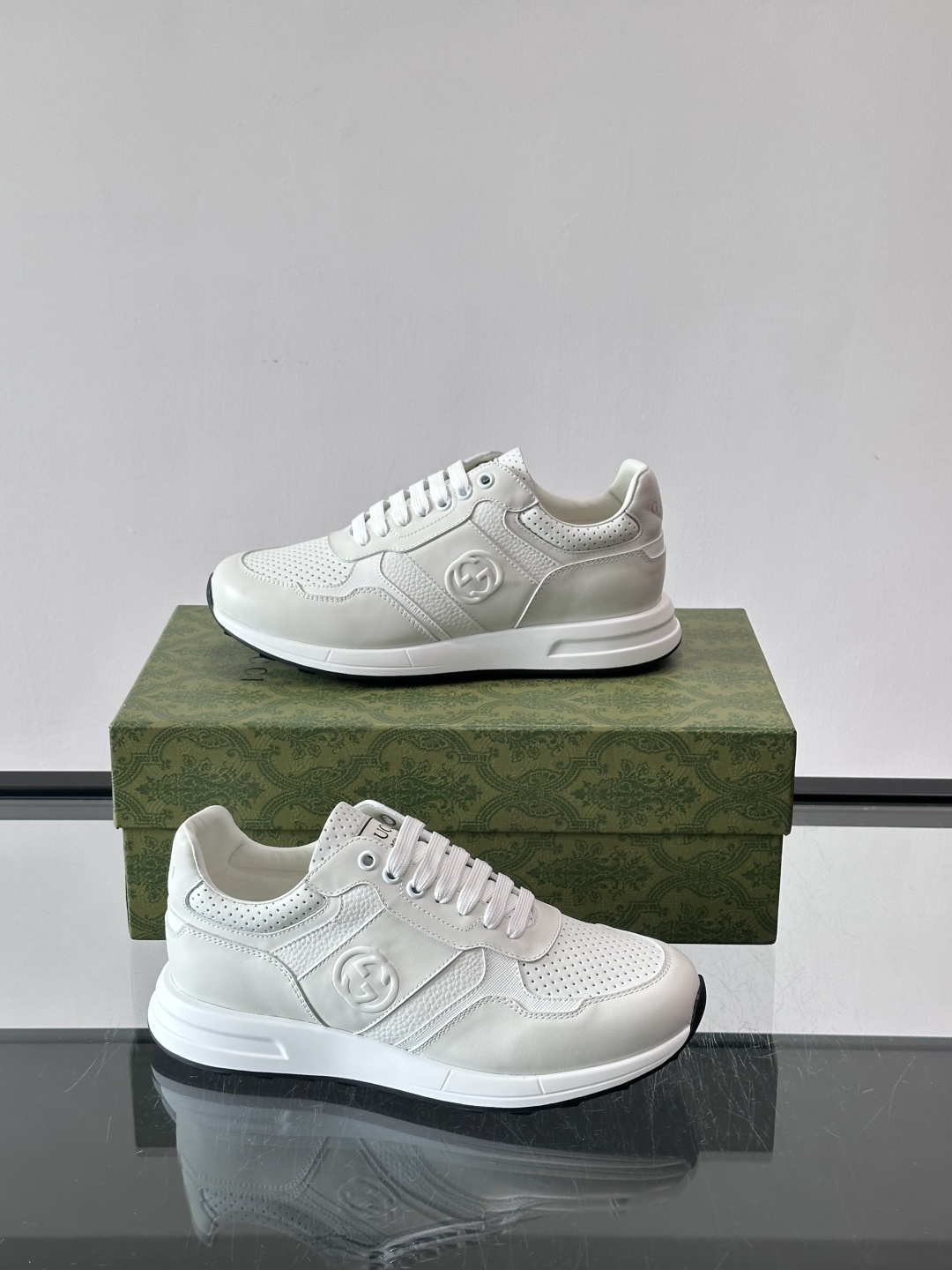 Gucci经典的老爹鞋，采用冲孔与皮革拼接设计，鞋身侧面有品牌标志性双G压印，搭配厚底设计，兼具舒适度与