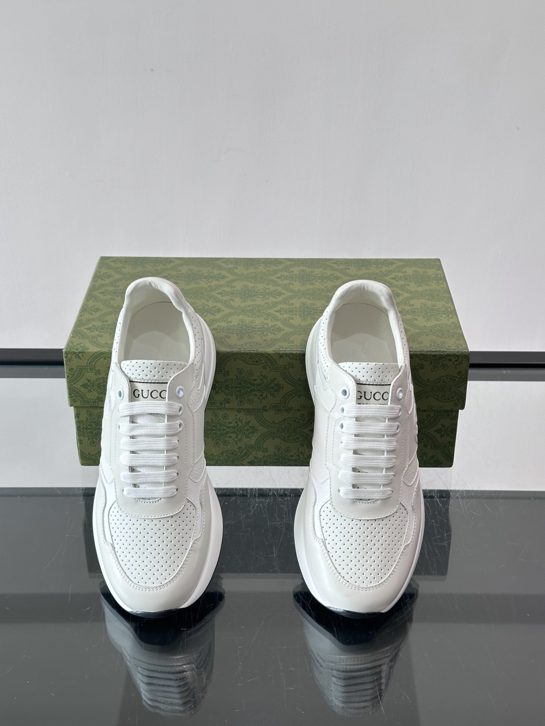 Gucci经典的老爹鞋，采用冲孔与皮革拼接设计，鞋身侧面有品牌标志性双G压印，搭配厚底设计，兼具舒适度与