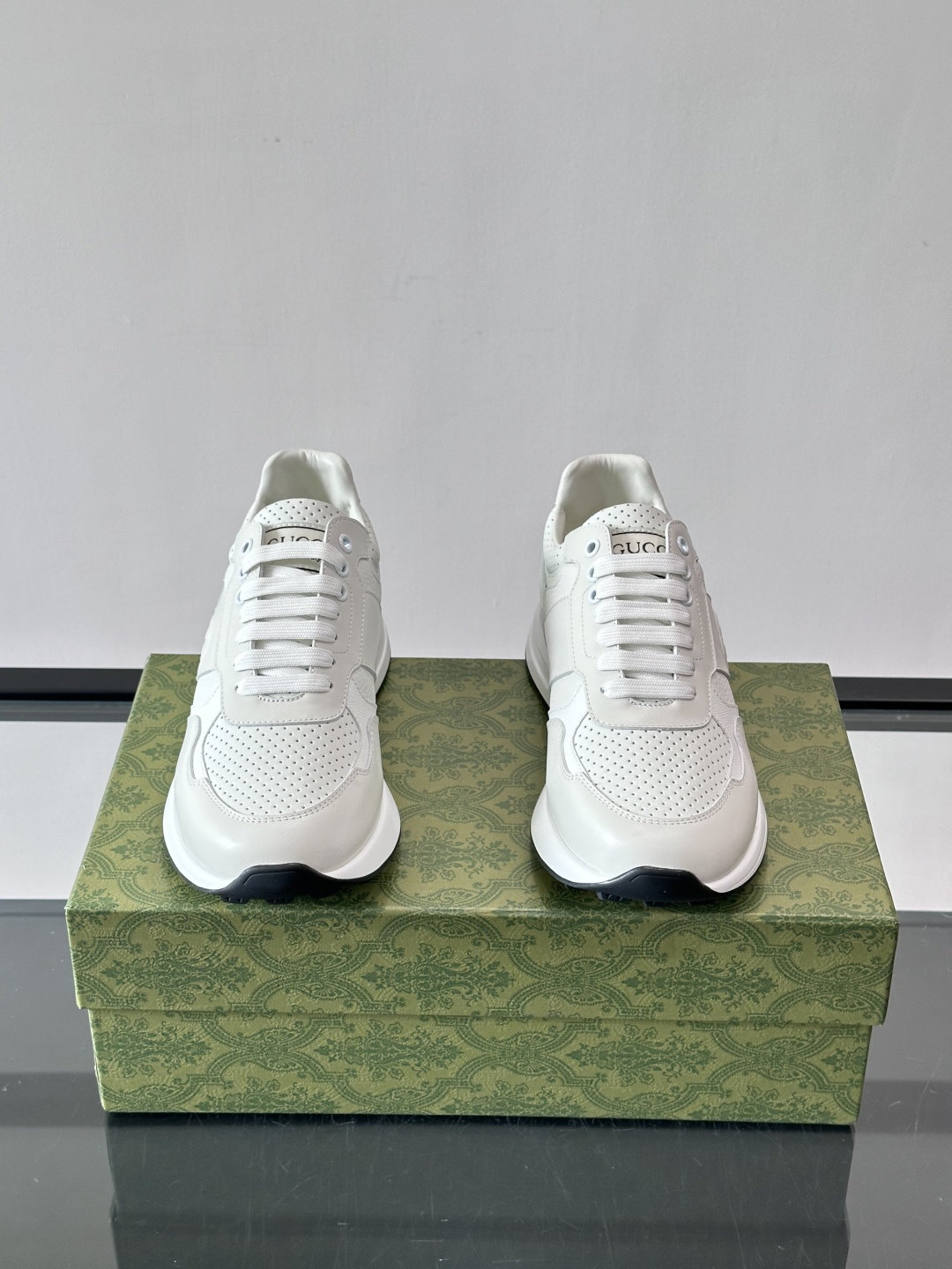 Gucci经典的老爹鞋，采用冲孔与皮革拼接设计，鞋身侧面有品牌标志性双G压印，搭配厚底设计，兼具舒适度与