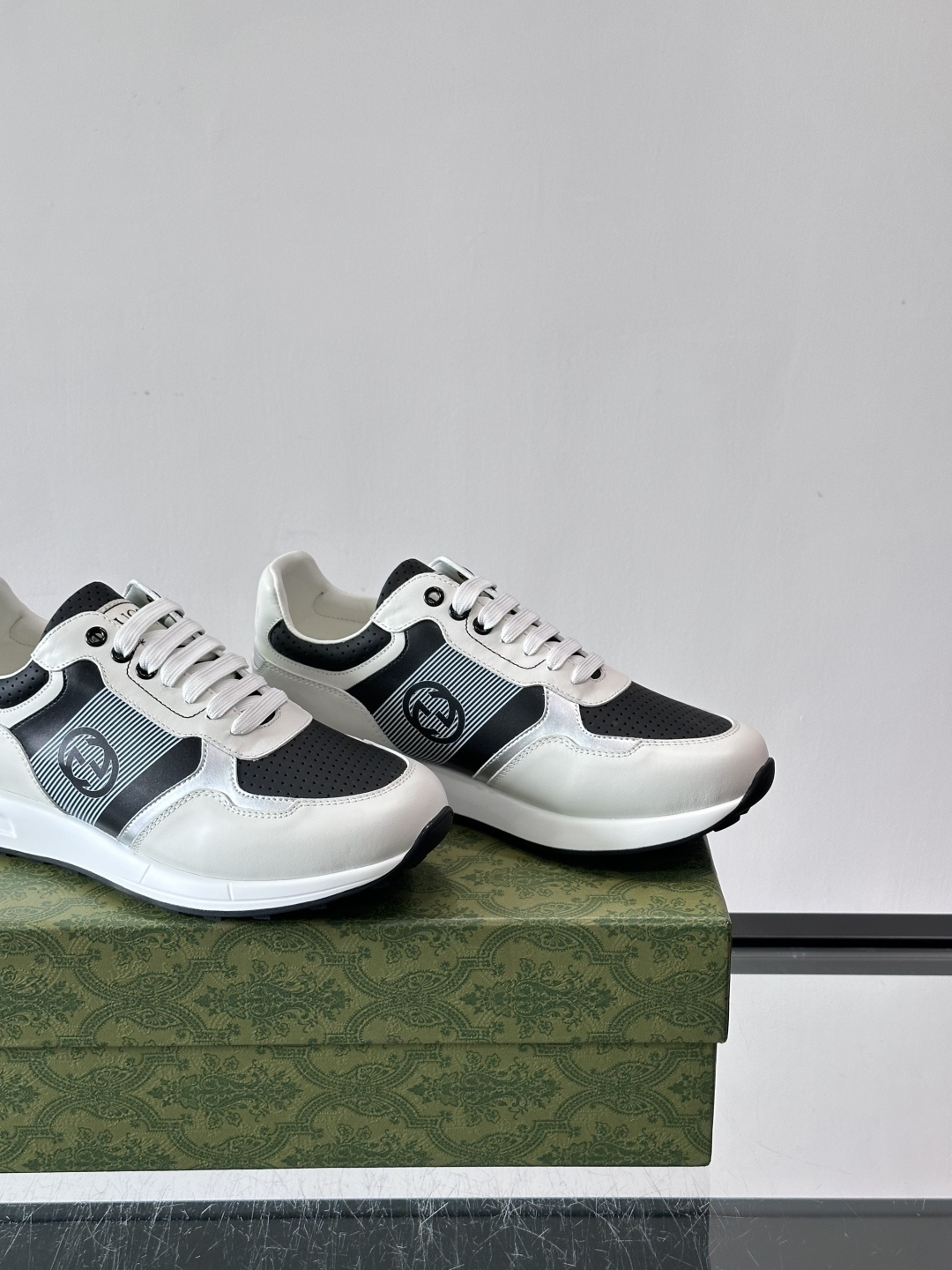 Gucci经典的老爹鞋，采用冲孔与皮革拼接设计，鞋身侧面有品牌标志性双G压印，搭配厚底设计，兼具舒适度与