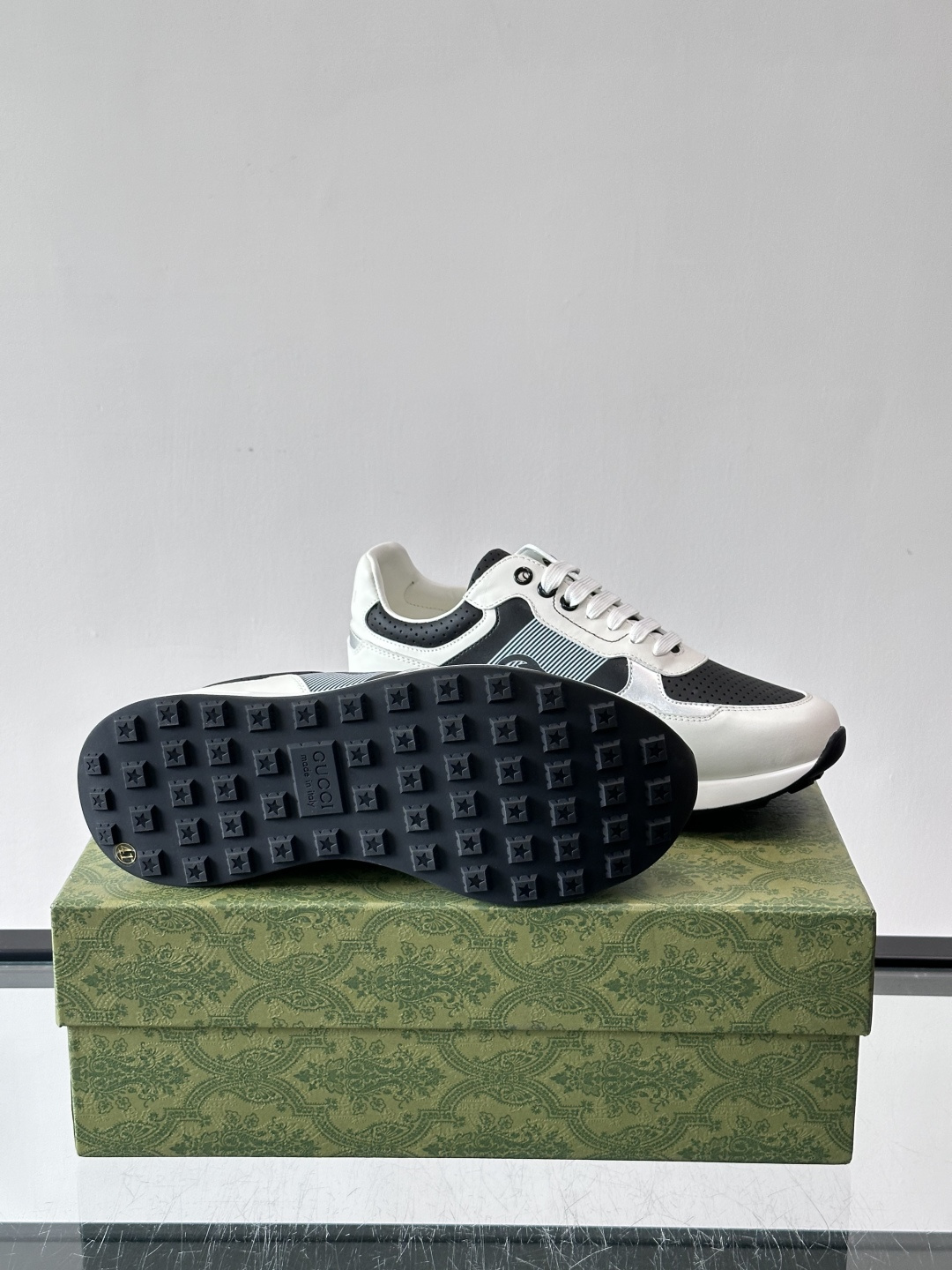 Gucci经典的老爹鞋，采用冲孔与皮革拼接设计，鞋身侧面有品牌标志性双G压印，搭配厚底设计，兼具舒适度与