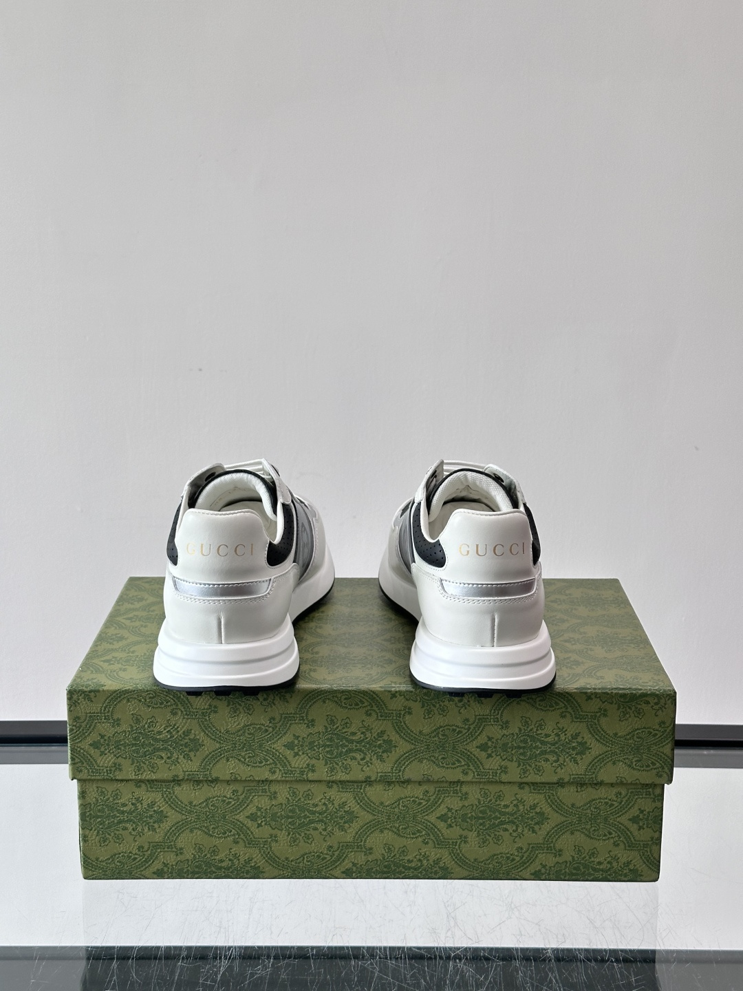 Gucci经典的老爹鞋，采用冲孔与皮革拼接设计，鞋身侧面有品牌标志性双G压印，搭配厚底设计，兼具舒适度与