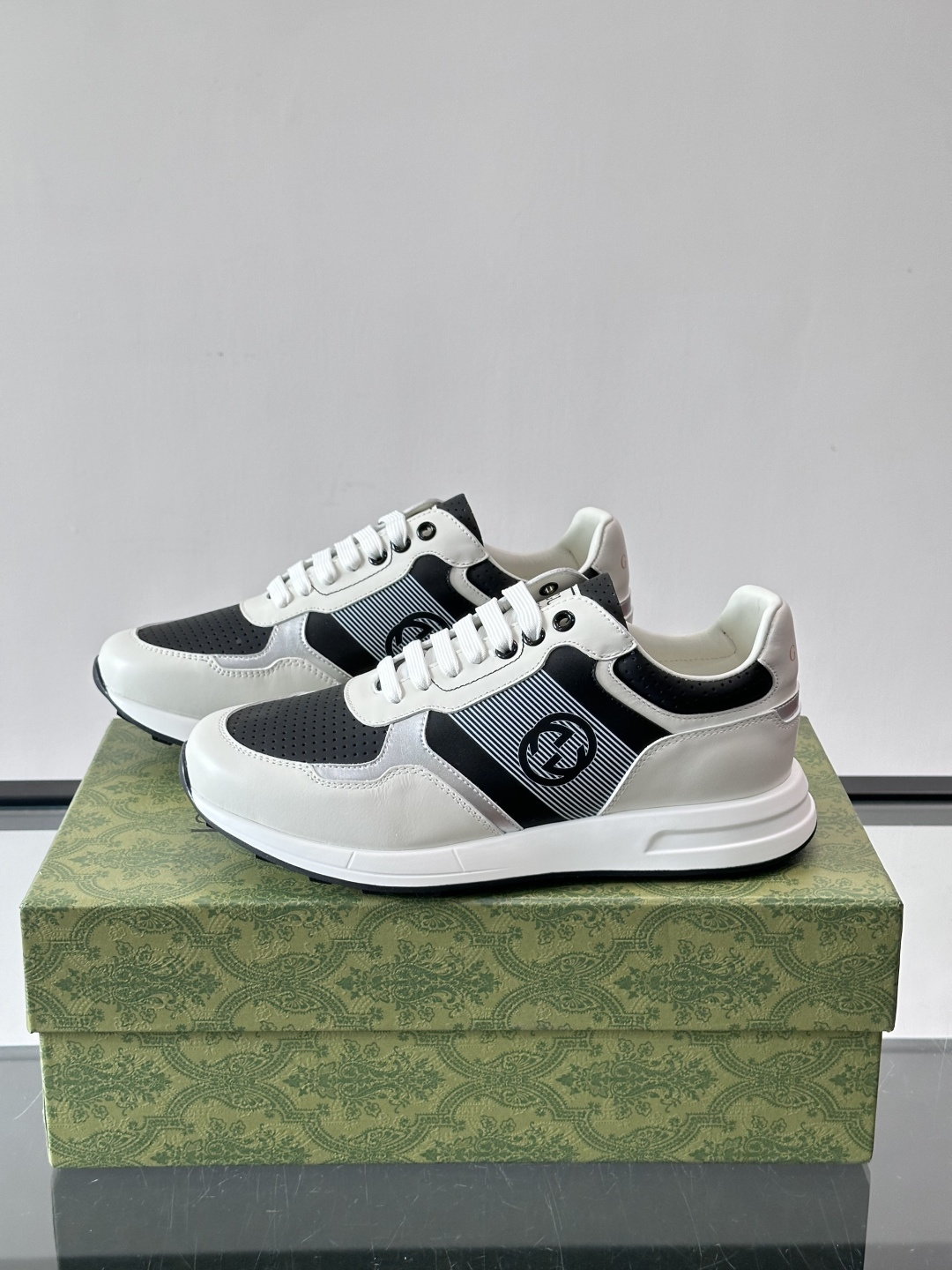 Gucci经典的老爹鞋，采用冲孔与皮革拼接设计，鞋身侧面有品牌标志性双G压印，搭配厚底设计，兼具舒适度与