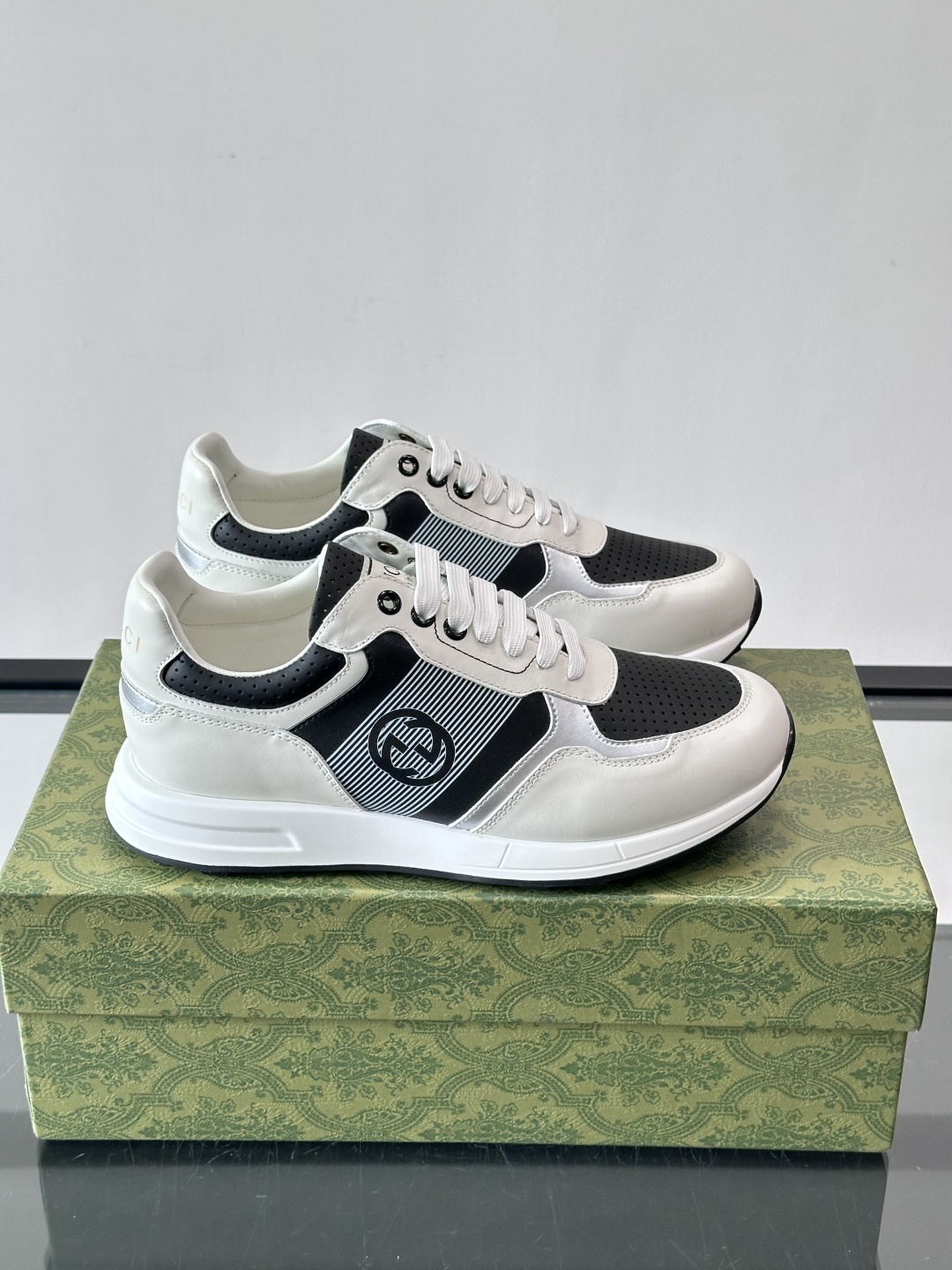 Gucci经典的老爹鞋，采用冲孔与皮革拼接设计，鞋身侧面有品牌标志性双G压印，搭配厚底设计，兼具舒适度与