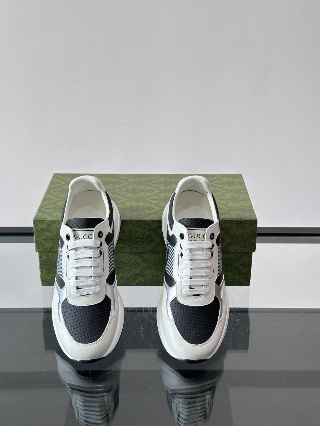 Gucci经典的老爹鞋，采用冲孔与皮革拼接设计，鞋身侧面有品牌标志性双G压印，搭配厚底设计，兼具舒适度与