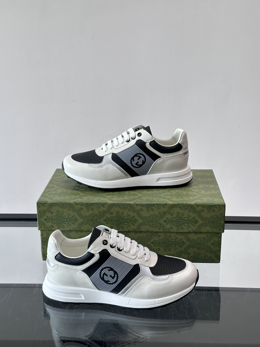 Gucci经典的老爹鞋，采用冲孔与皮革拼接设计，鞋身侧面有品牌标志性双G压印，搭配厚底设计，兼具舒适度与