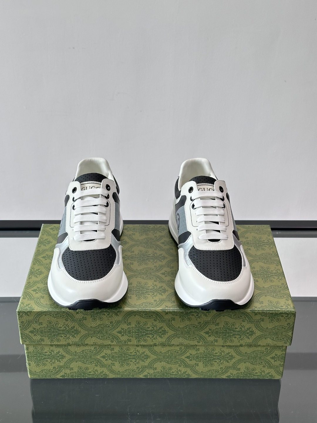 Gucci经典的老爹鞋，采用冲孔与皮革拼接设计，鞋身侧面有品牌标志性双G压印，搭配厚底设计，兼具舒适度与