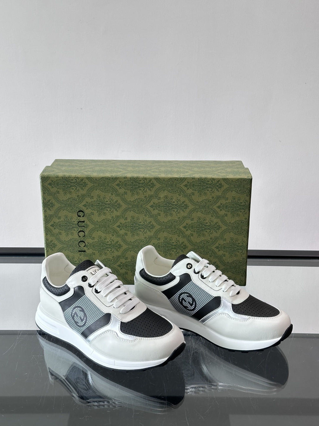 Gucci经典的老爹鞋，采用冲孔与皮革拼接设计，鞋身侧面有品牌标志性双G压印，搭配厚底设计，兼具舒适度与