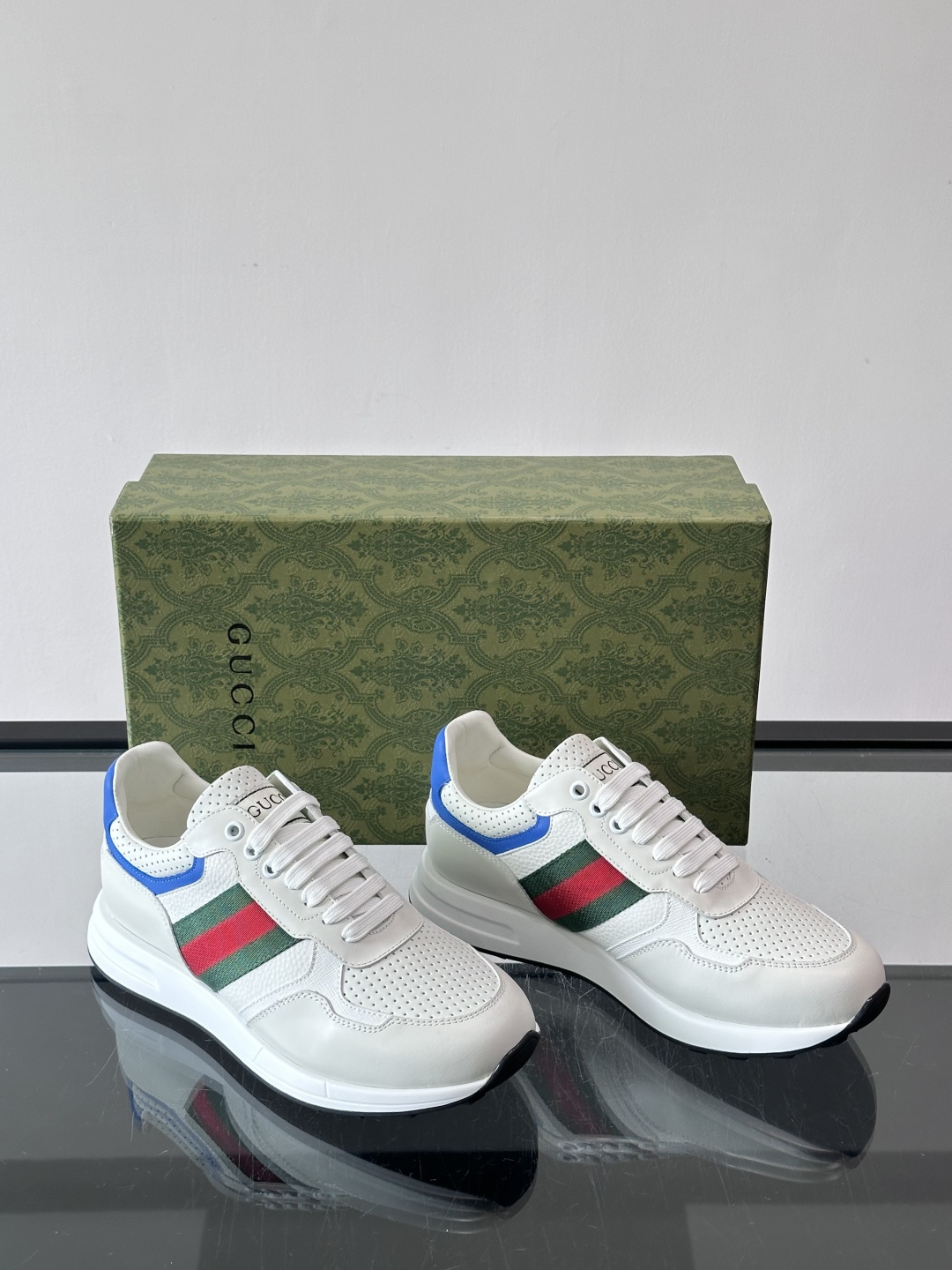 Gucci经典的老爹鞋，采用冲孔与皮革拼接设计，鞋身侧面有品牌标志性双G压印，搭配厚底设计，兼具舒适度与