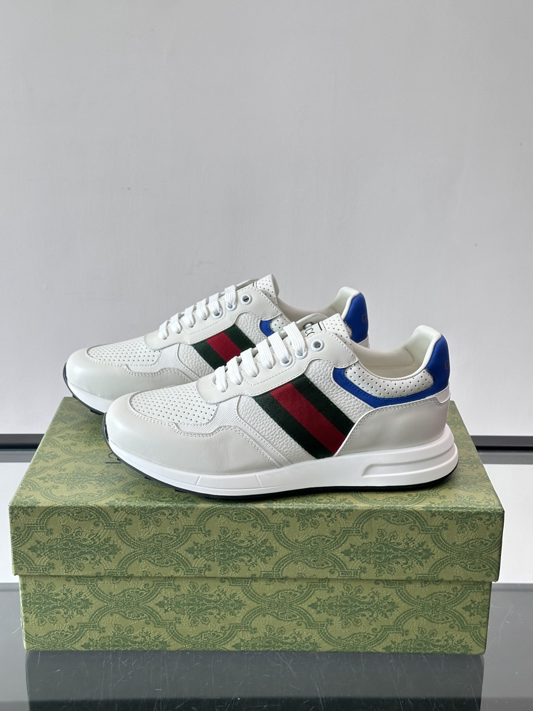 Gucci经典的老爹鞋，采用冲孔与皮革拼接设计，鞋身侧面有品牌标志性双G压印，搭配厚底设计，兼具舒适度与