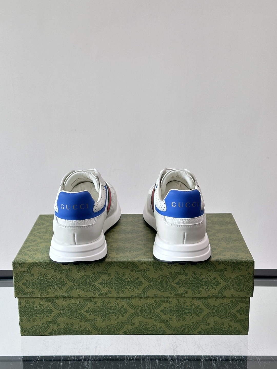 Gucci经典的老爹鞋，采用冲孔与皮革拼接设计，鞋身侧面有品牌标志性双G压印，搭配厚底设计，兼具舒适度与