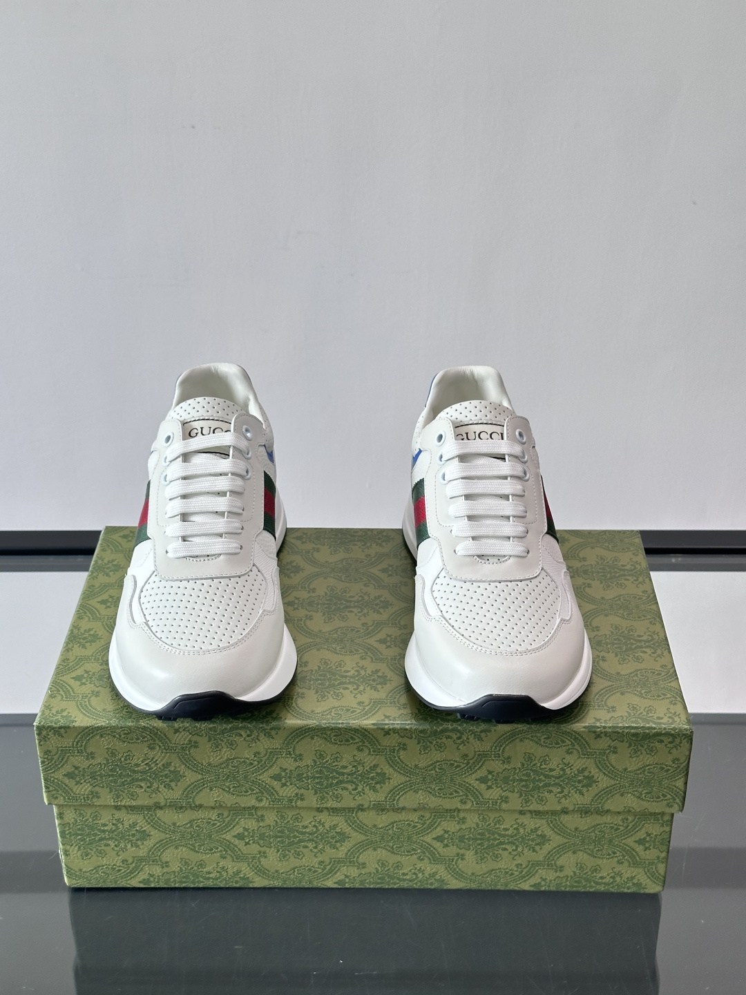 Gucci经典的老爹鞋，采用冲孔与皮革拼接设计，鞋身侧面有品牌标志性双G压印，搭配厚底设计，兼具舒适度与